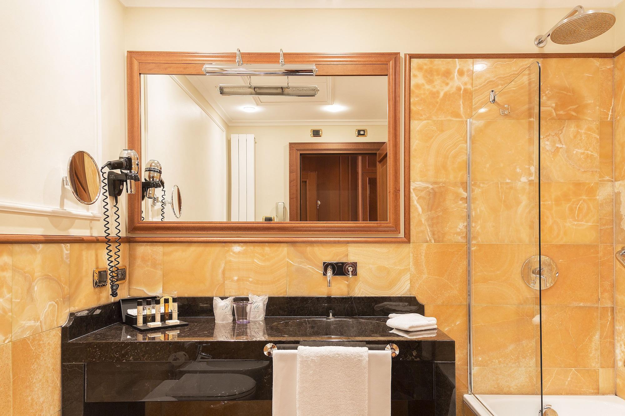 Hotel Manzoni Milano Esterno foto