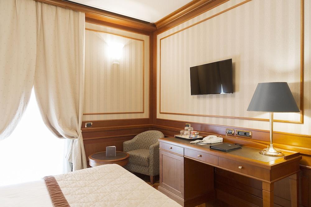 Hotel Manzoni Milano Esterno foto
