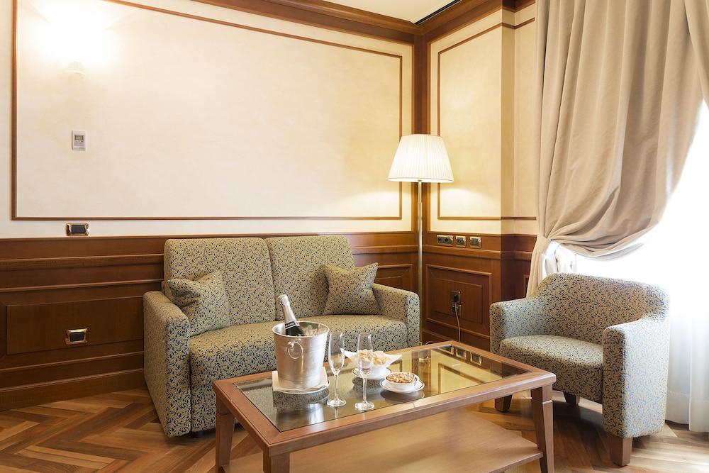 Hotel Manzoni Milano Esterno foto
