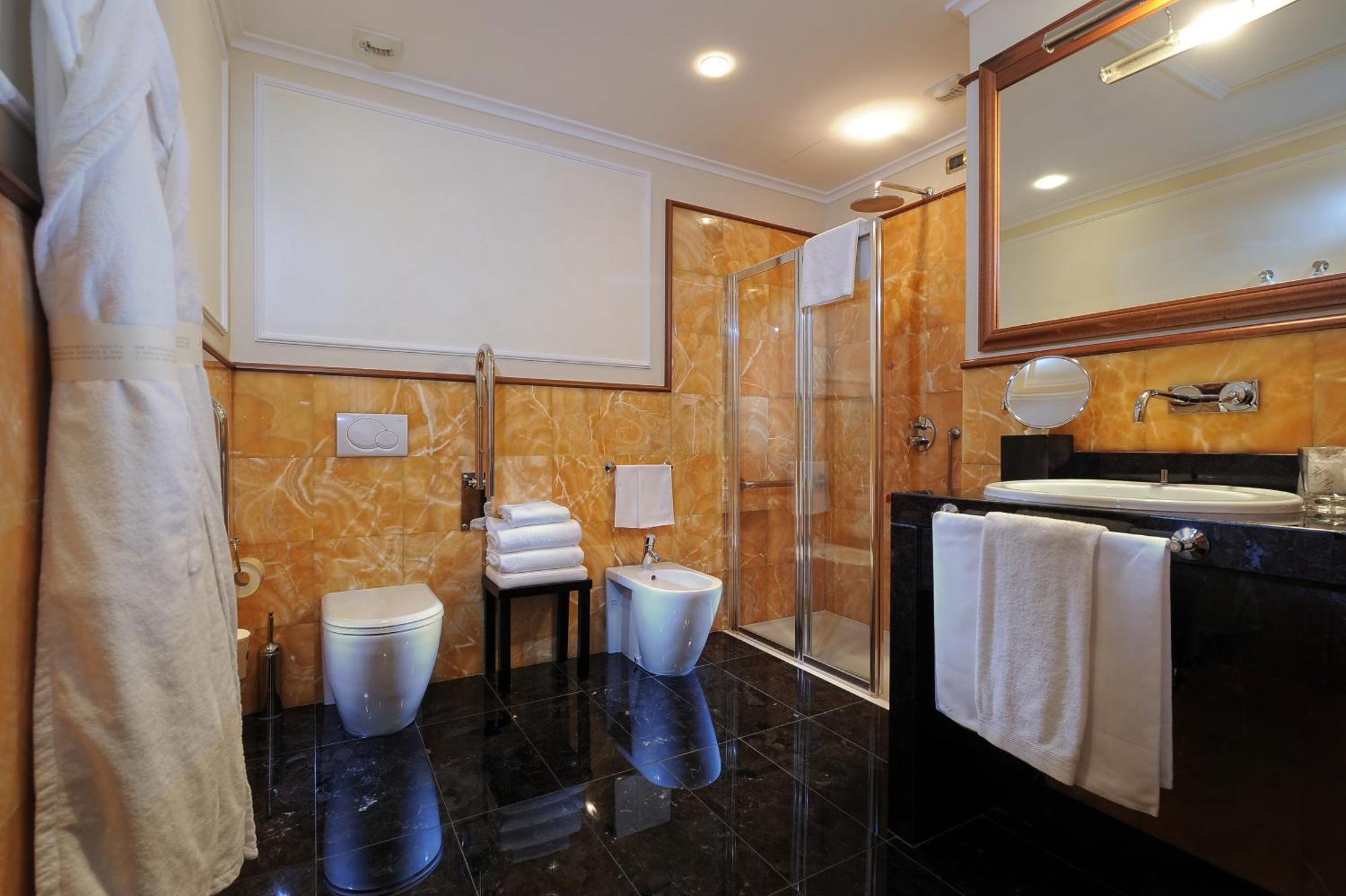 Hotel Manzoni Milano Esterno foto